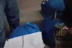 1st AC Coach Passengers Caught Stealing Bedsheets, Towels From Purushottam Express | Video