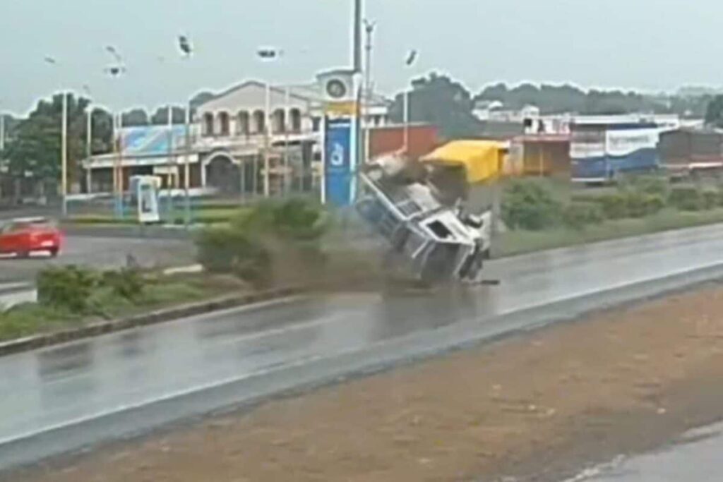 Tempo Loses Control On Pune Highway, 1 Dead; Horrific Accident Caught On Camera