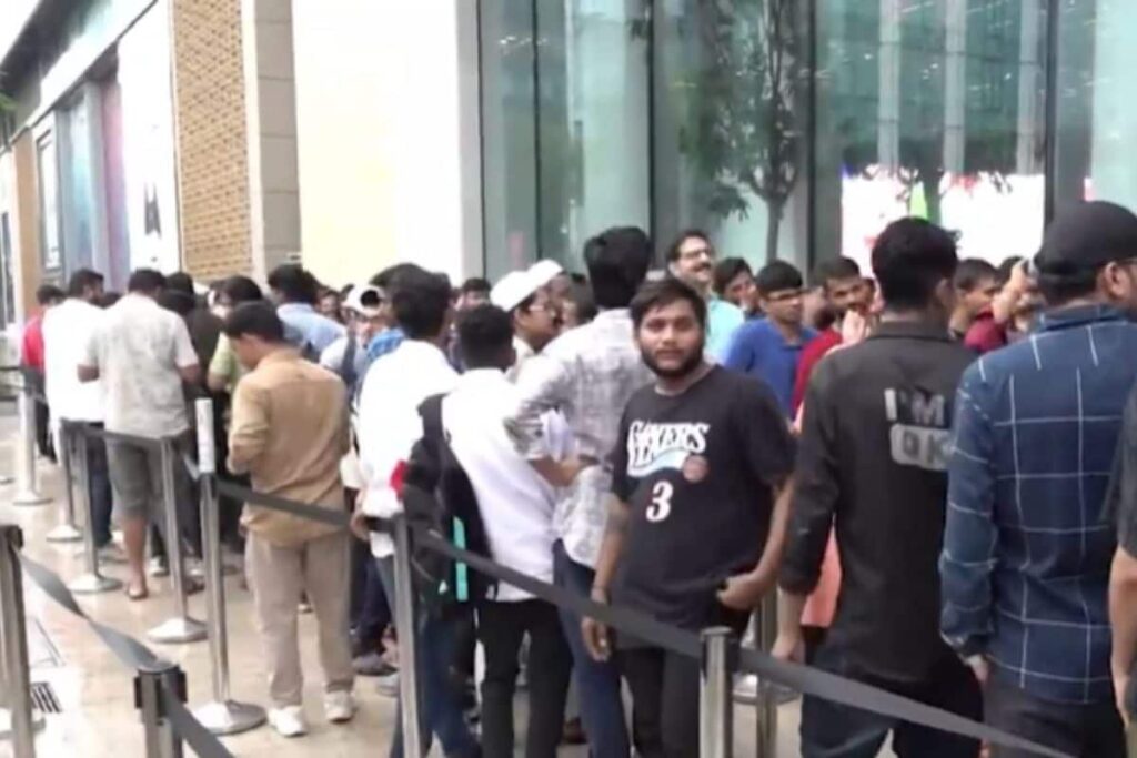 People Wait In Long Lines Outside Mumbai BKC Apple Store As iPhone 17 Sale Begins | Video