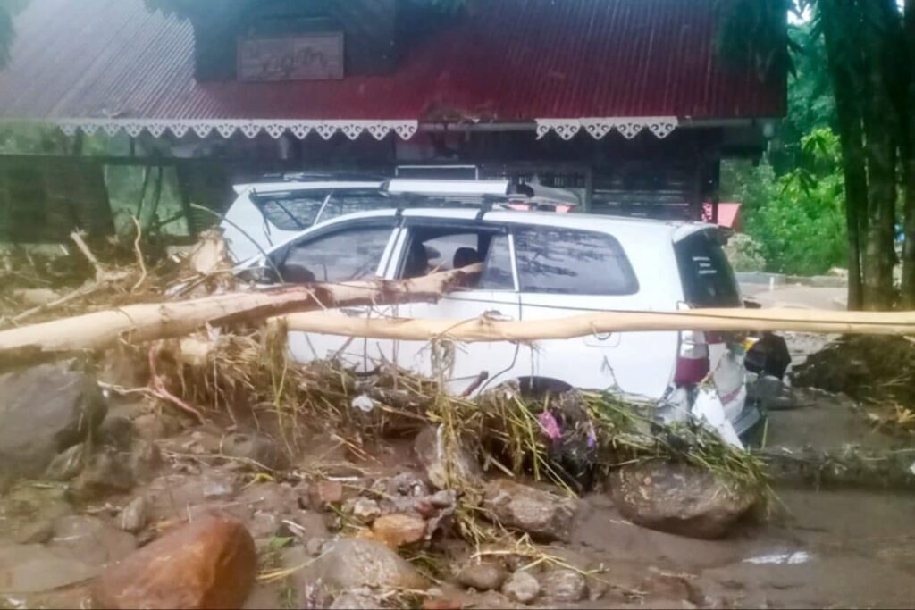 'Bengal Tourists Should Stay Put': Mamata Says Police Will Evacuate, Shares Emergency Numbers