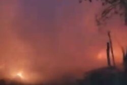 Massive Fire Breaks Out In Slums Of Rani Garden In Delhi's Geeta Colony | Video