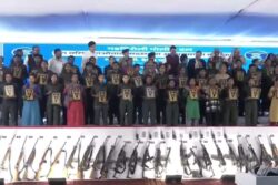 Most-Wanted Naxal Commander Bhupati, 60 Cadres Lay Down Arms Before CM Fadnavis | Watch