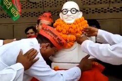 On Gandhi Jayanti, When SP Leader Wept Holding Bapu's Statue: 'Desh Azad Karakar Kahan Chale Gaye...'
