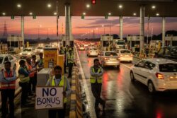 Unhappy Over Diwali Bonus, Agra–Lucknow Expressway Toll Workers Let Cars Go Free For 10 Hours