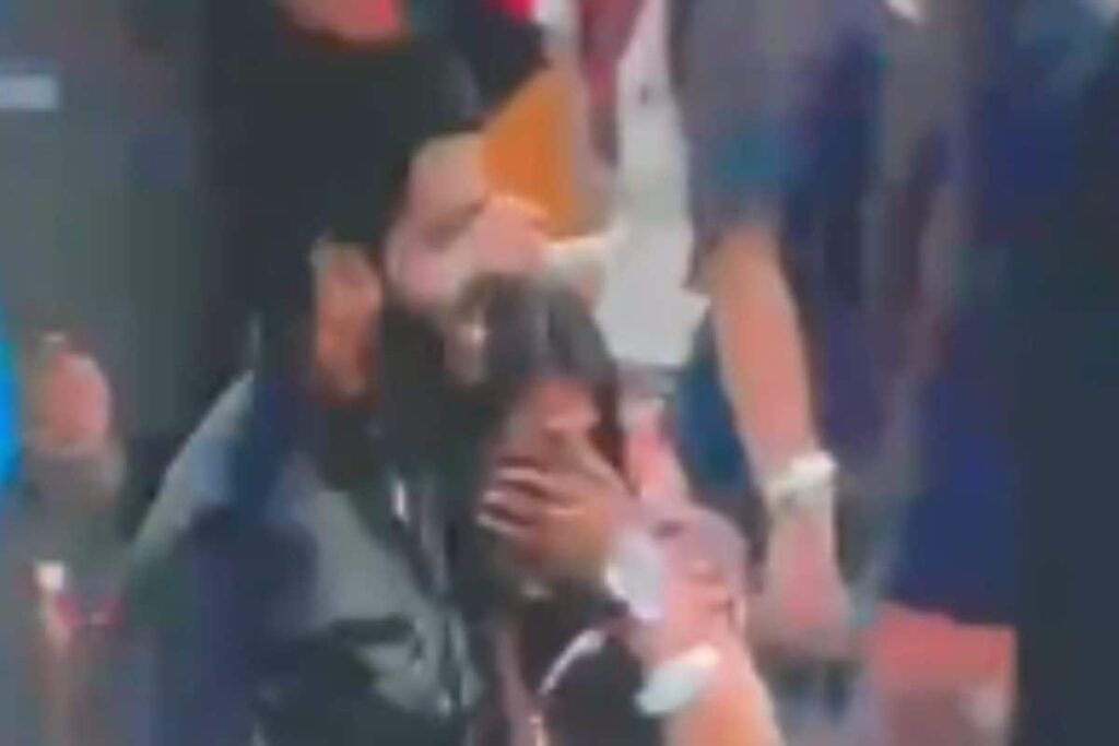 Crowd Goes Wild As Man Proposes To Girlfriend At Enrique Iglesias Concert In Mumbai