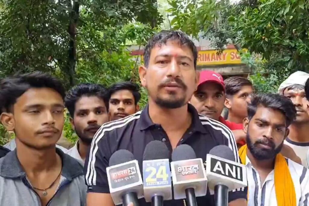 Science Teacher, ‘Raises Objection’ To Navratri Puja, ‘Punishes Students’ For Fasting; Bajrang Dal Jumps In