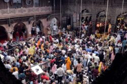 Devotees Made To Wait 40 Minutes As Staff Dispute Delays Sharad Purnima Aarti At Vrindavan Temple