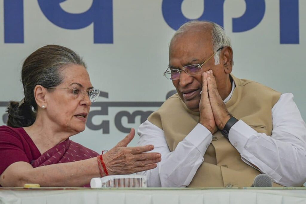 ‘Sanskar Apne Apne’: BJP Taunts Congress After Kharge Snubbed From Sonia Gandhi's Stage