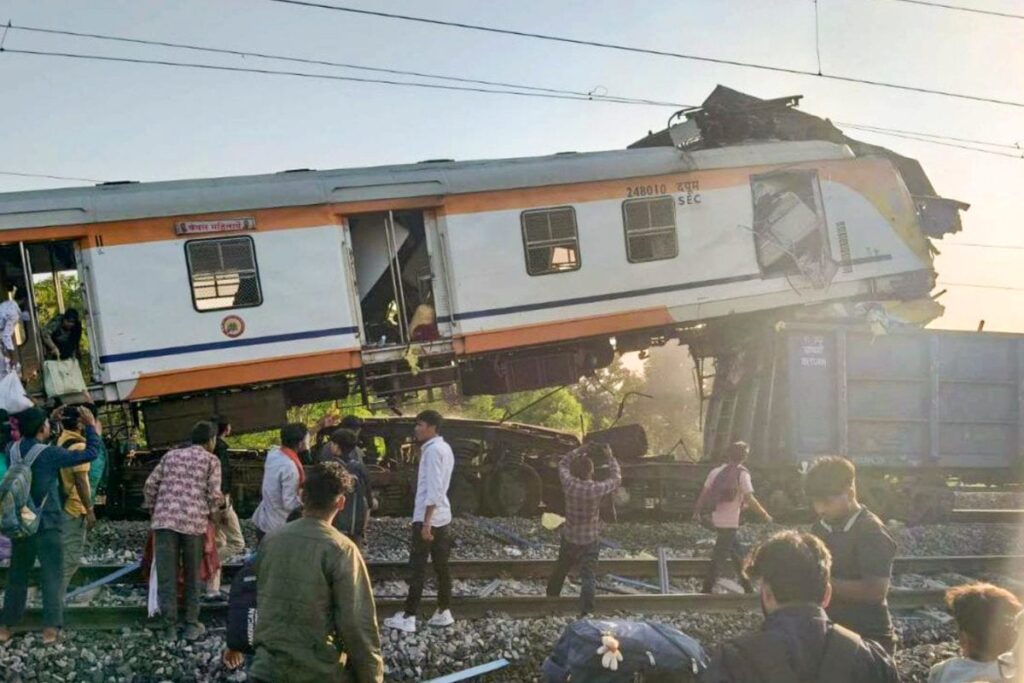 Bilaspur Train Crash: Preliminary Probe Suggests Train Passed Red Signal, Experts Skeptical