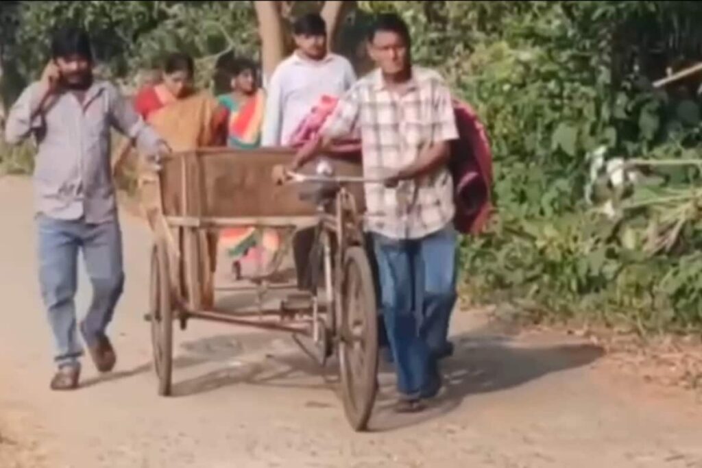 Elderly Woman’s Body Carried In Garbage Rickshaw After Hospital Fails To Provide Ambulance