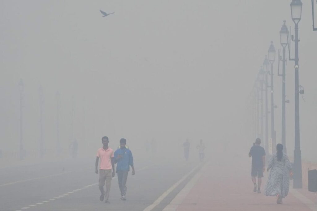 Toxic Smog Blankets Delhi, AQI Still ‘Very Poor’ At 360 As Visibility Drops Across NCR