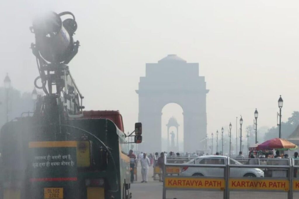 Thick Smog Blankets Delhi-NCR As AQI Remains In 'Severe' Category, Visibility Drops Sharply