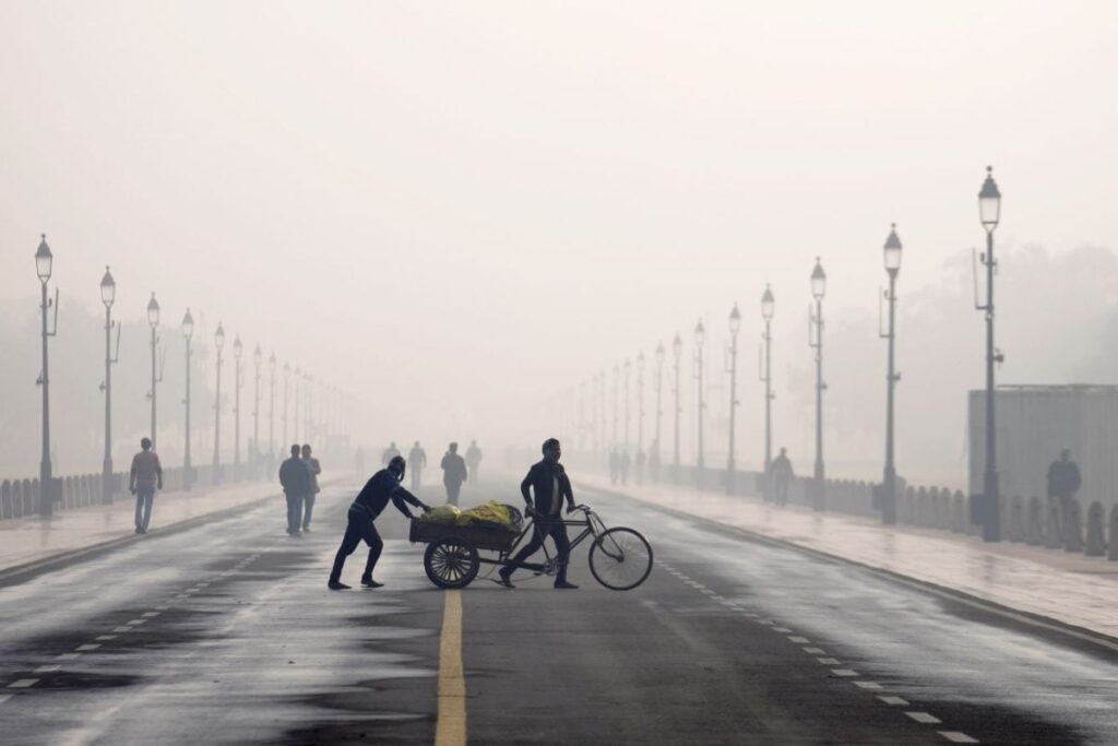 Delhi Chokes Under Toxic Smog As AQI Remains 'Very Poor' At 333 Across Most Areas