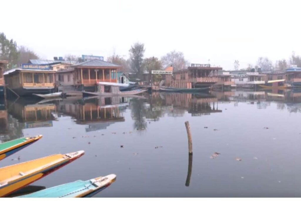 J-K: DM Rajouri Wades Into Chilling Darhali River To Remove Garbage