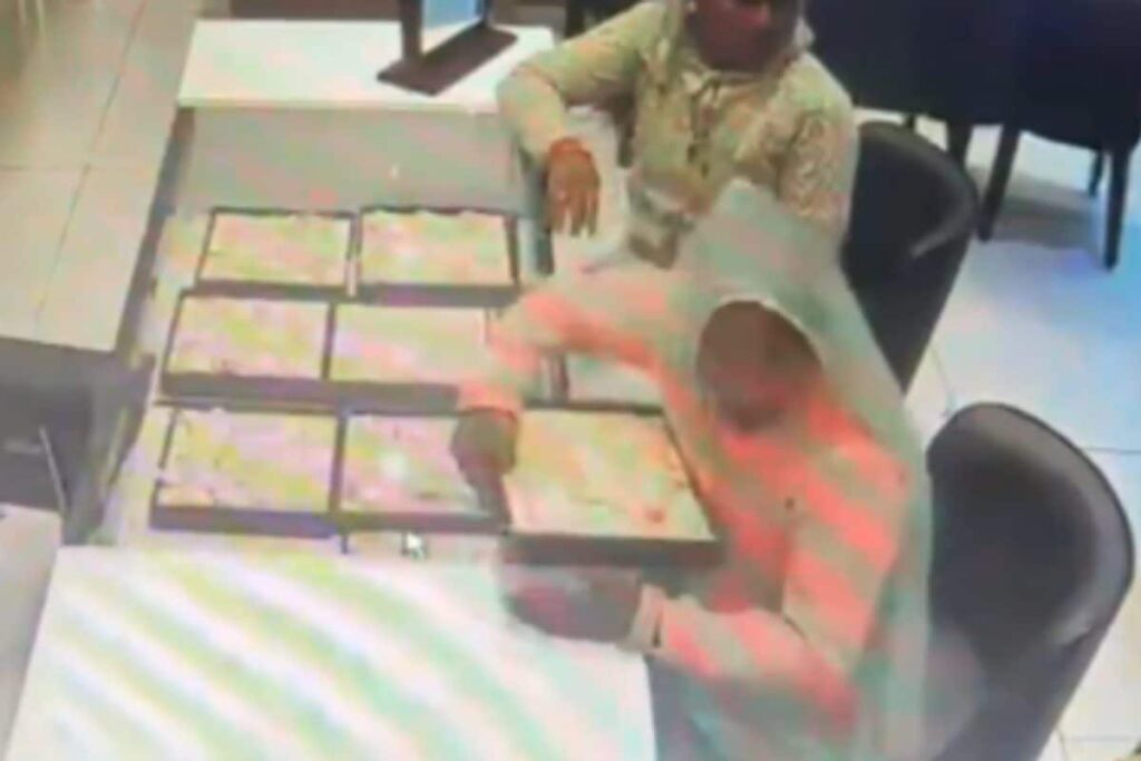 Women Steal Gold Earrings Worth Rs 14 Lakh From Kalyan Jewellers Store In UP | Video