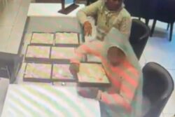 Women Steal Gold Earrings Worth Rs 14 Lakh From Kalyan Jewellers Store In UP | Video