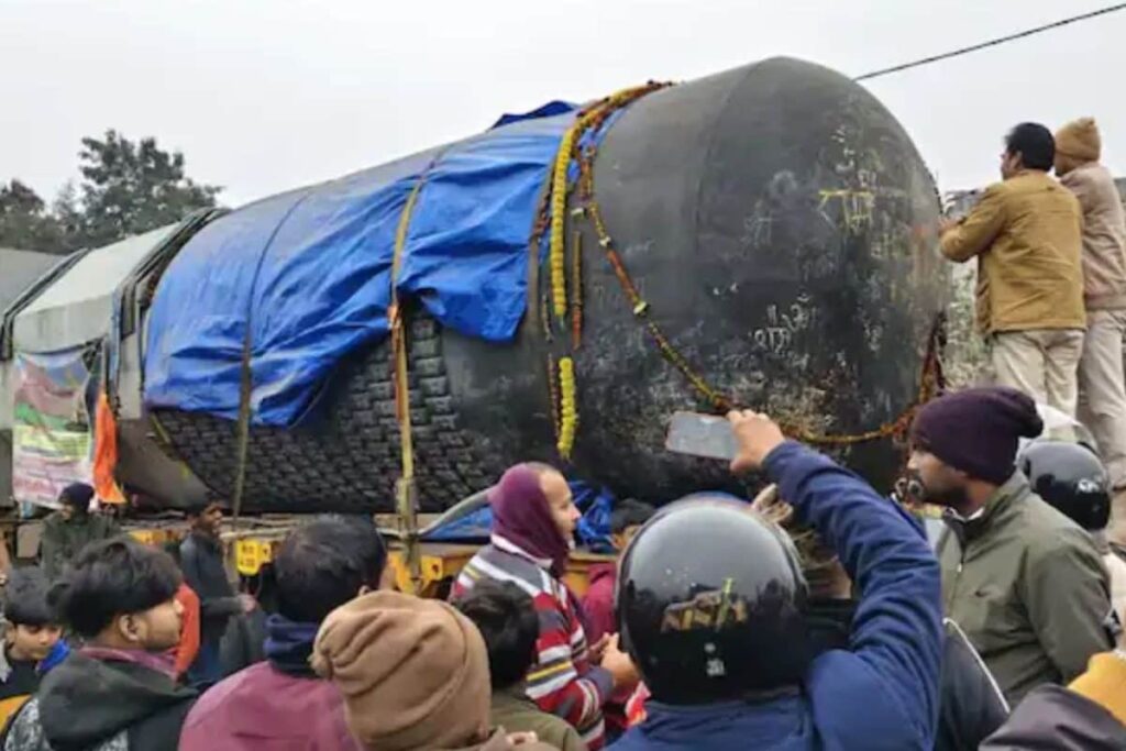World's Largest Shivling Stuck At Bihar Checkpost Because Crumbling Bridge Is Too Weak To Support It