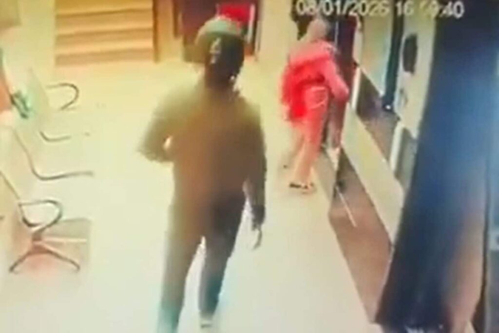 Caught On Cam: Man Attempts To Snatch Chain Inside Building Lift, Flees Empty-Ended After Alarm