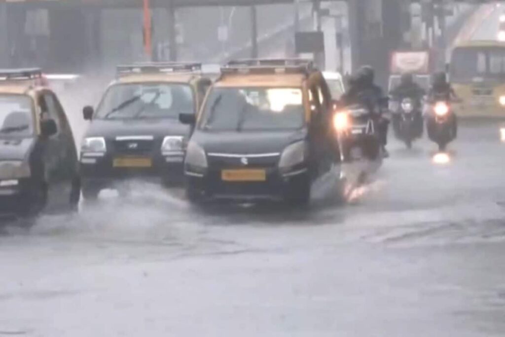 Mumbai Receives Light Showers On New Year 2026; Temperature Drops, AQI Improves