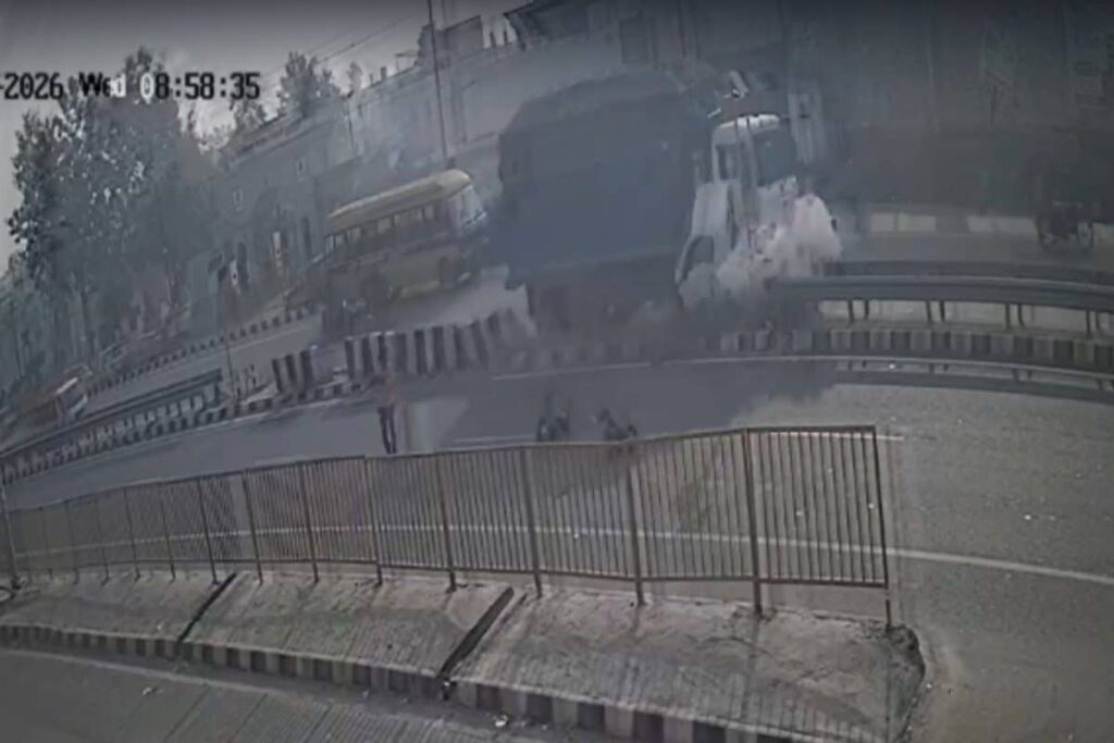 Dumper Collides With Milk Van In Meerut, No Causalities Reported