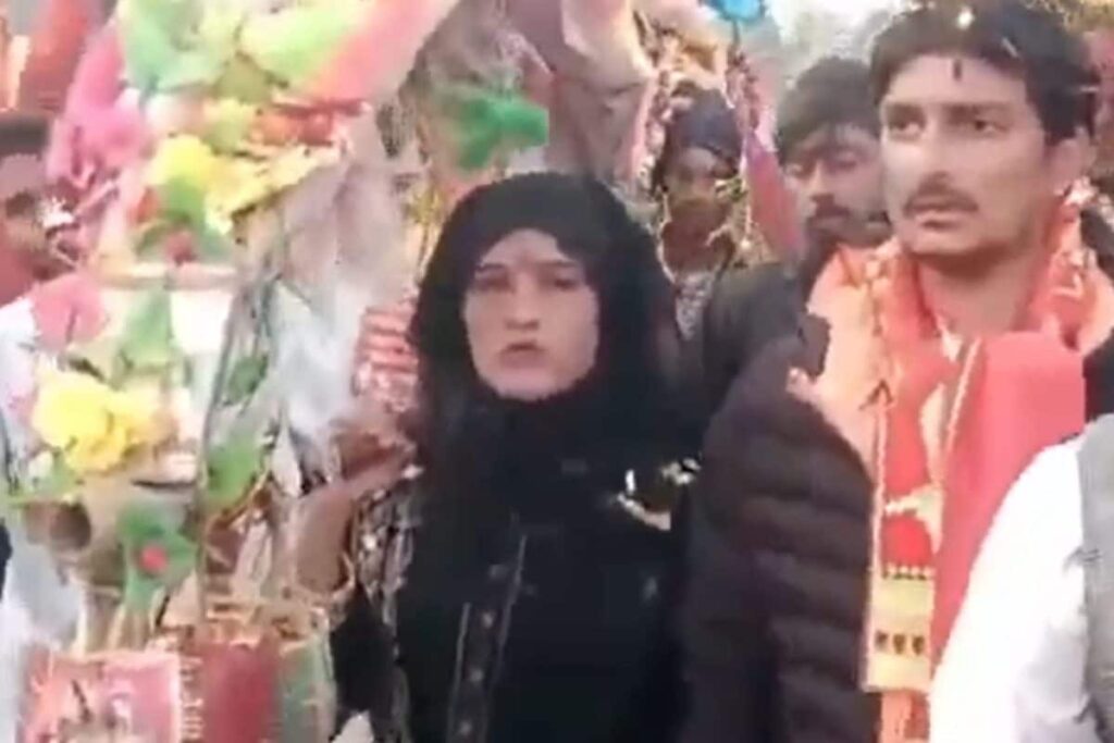 Burqa-Clad Woman Completes 170 KM Kanwar Yatra, Performs 'Jalabhishek' In UP’s Sambhal | Video