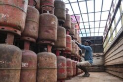 India LPG Gas Shortage Live Updates: Centre Prioritises Domestic Households, Long Queues Outside Gas Agencies