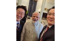 Samsung Chief Takes Selfie With PM Modi, S Korean President On 'Made In India' Phone