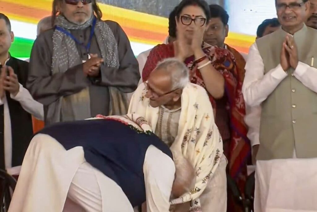 PM Modi Touches Feet Of 98-Year-Old Makhanlal Sarkar In West Bengal. Who Is He?